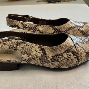 SIZE 7 Clarks Women’s Snake-Print Slingback Flats in Neutral Beige